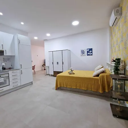 Cathedral District Loft With Full Kitchen