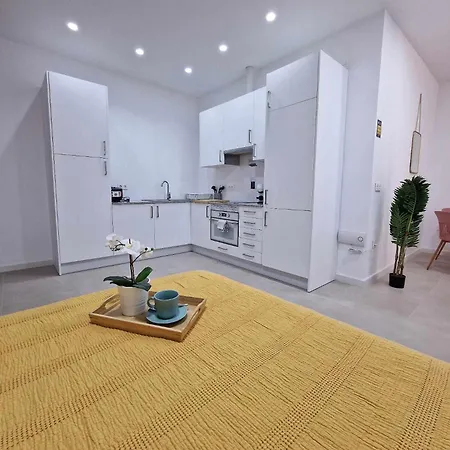 Cathedral District Loft With Full Kitchen *